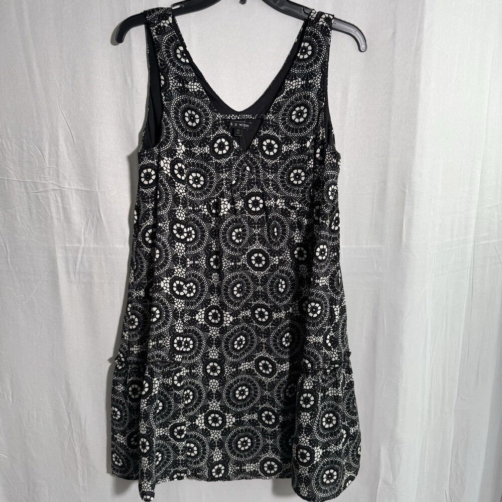 AS U Wish Women's Medium Black White Sleeveless Shift Dress V-Neck Geometric